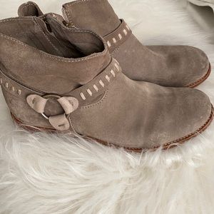 Alberto Fermani cute booties. Great for spring